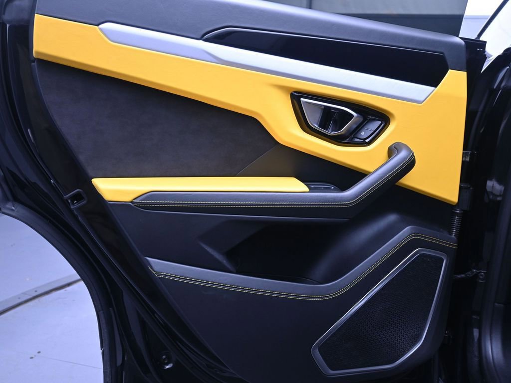 Used 2021 Lamborghini Urus image 21