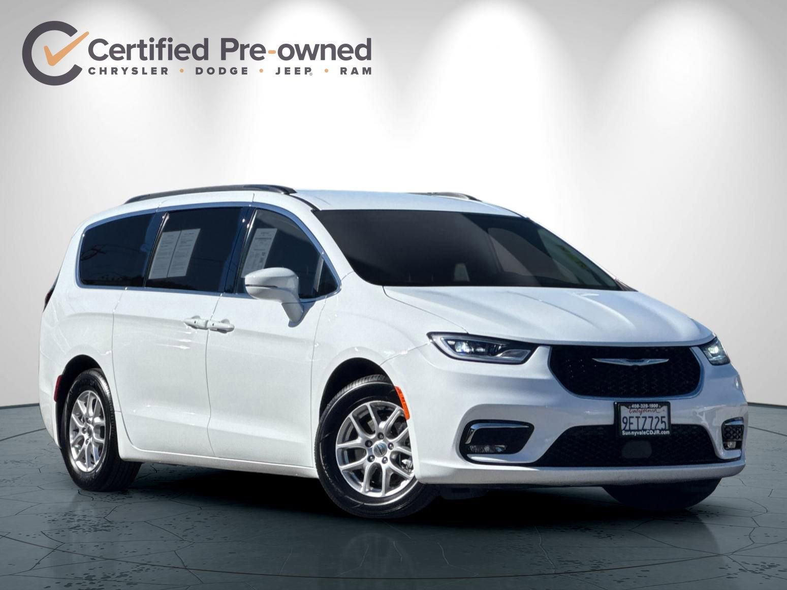 Used 2022 Chrysler Pacifica Touring-L FWD image 2