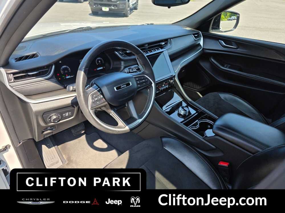 Used 2023 Jeep Grand Cherokee Altitude AWD/4WD image 11