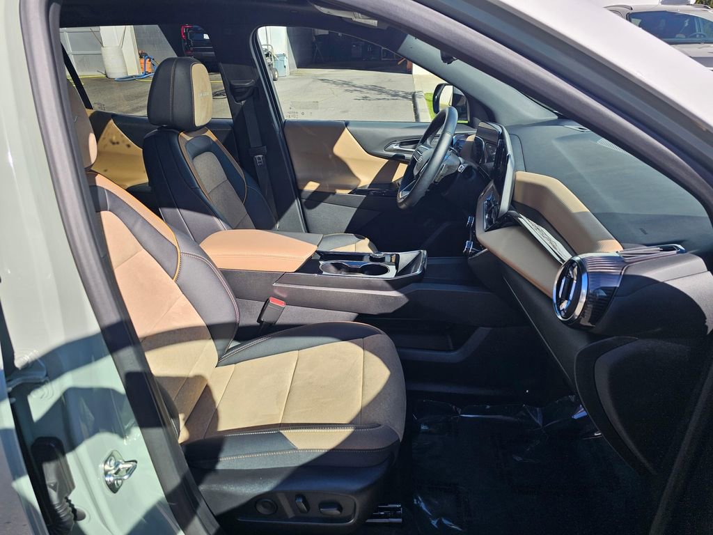 Used 2025 Chevrolet Equinox ACTIV w/ Safety and Technology Package image 11