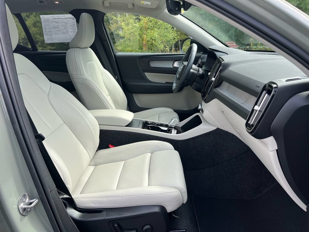 Certified 2025 Volvo XC40 B5 Plus AWD/4WD image 30