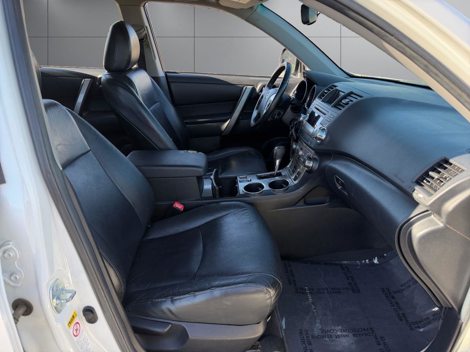 Used 2011 Toyota Highlander SE w/ Tow Pkg image 7