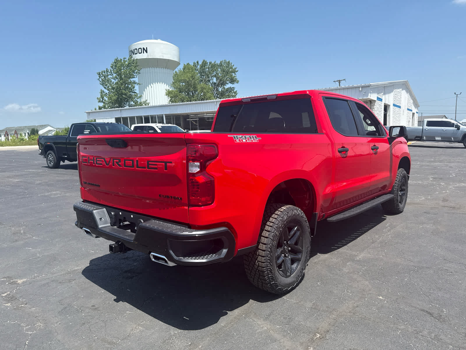 New 2026 Chevrolet Silverado 1500 Custom Trail Boss w/ LPO, Dark Essentials Package AWD/4WD image 5