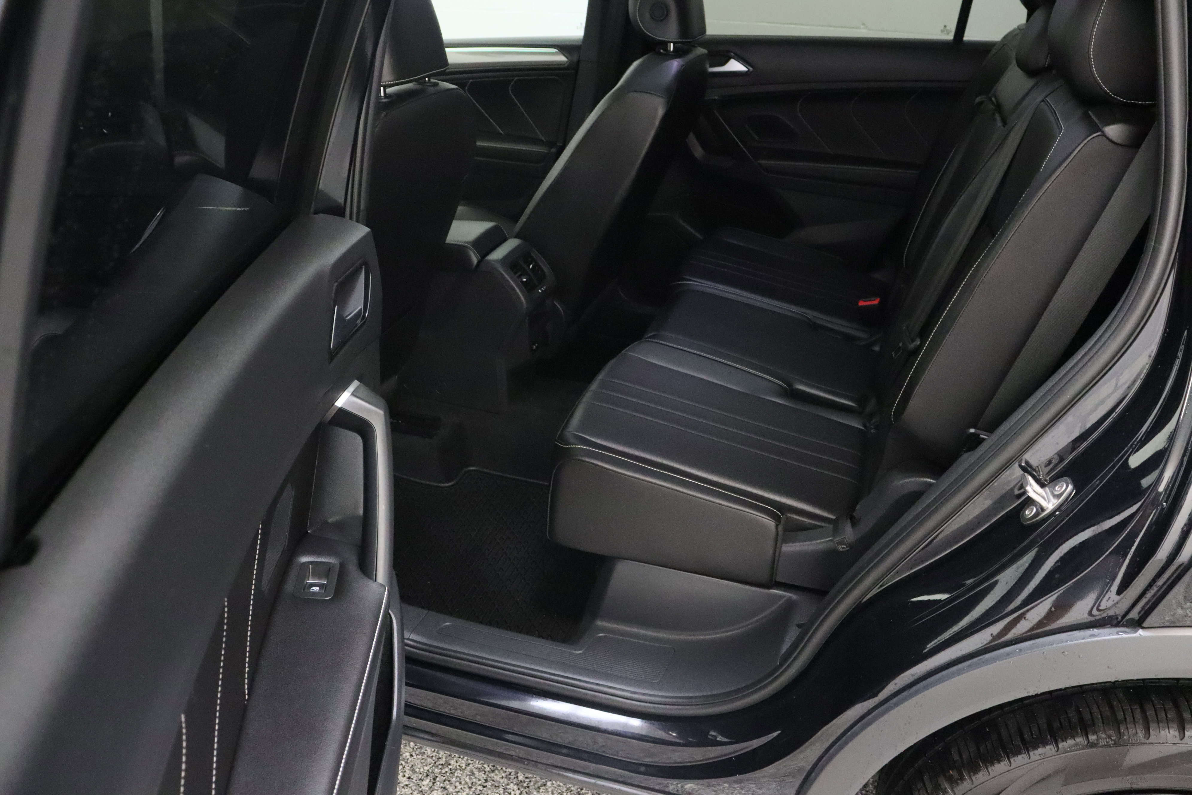 Used 2024 Volkswagen Tiguan SE R-Line FWD image 29