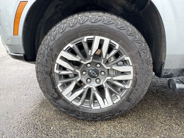 Used 2025 Chevrolet Suburban Z71 AWD/4WD image 10