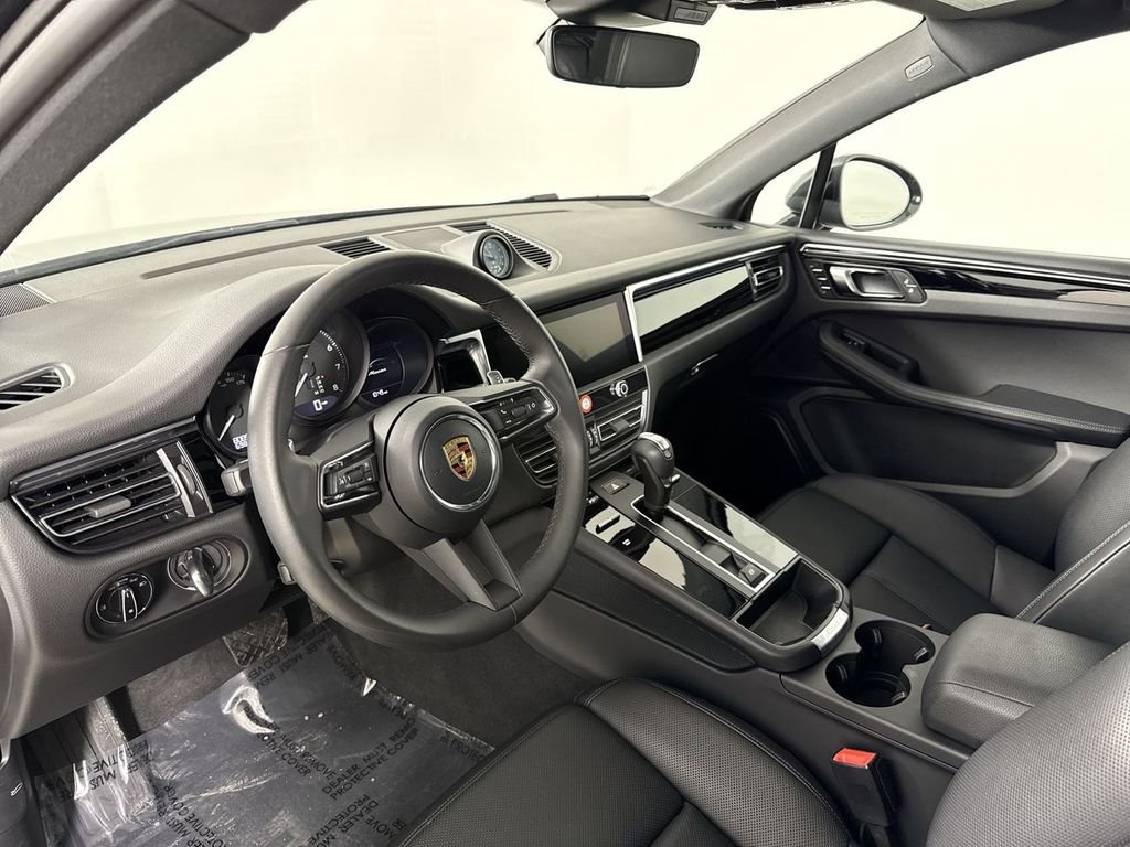 Certified 2025 Porsche Macan image 4