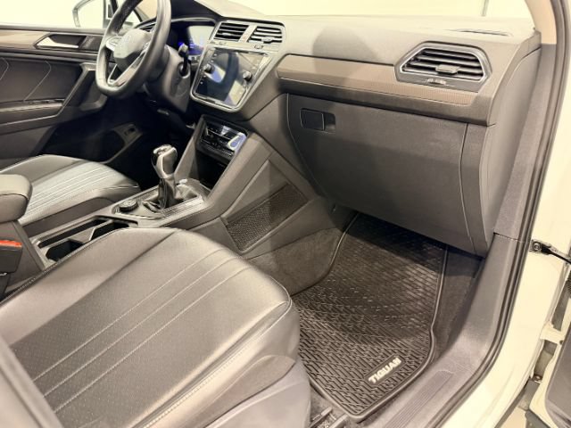 Used 2024 Volkswagen Tiguan SE AWD/4WD image 39