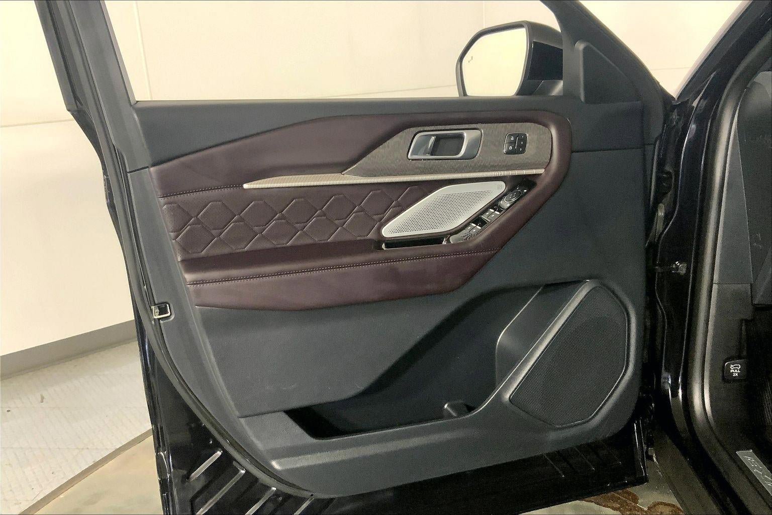 Used 2025 Ford Explorer Platinum w/ LUX Leather Package AWD/4WD image 24