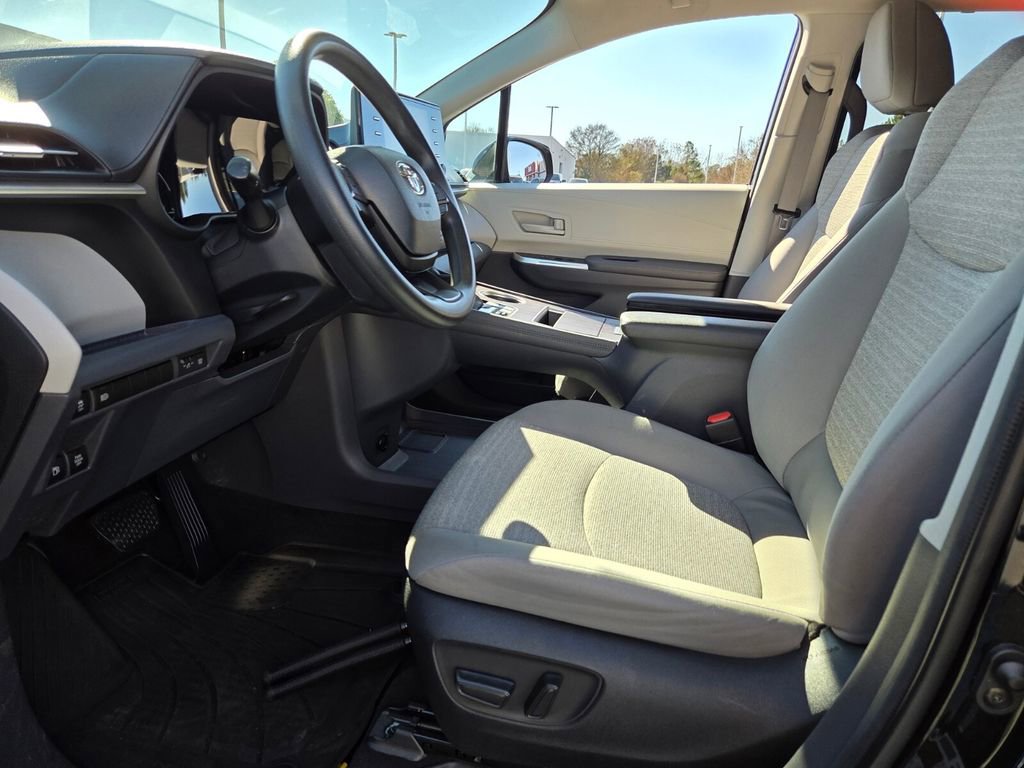 Certified 2023 Toyota Sienna LE AWD/4WD image 4