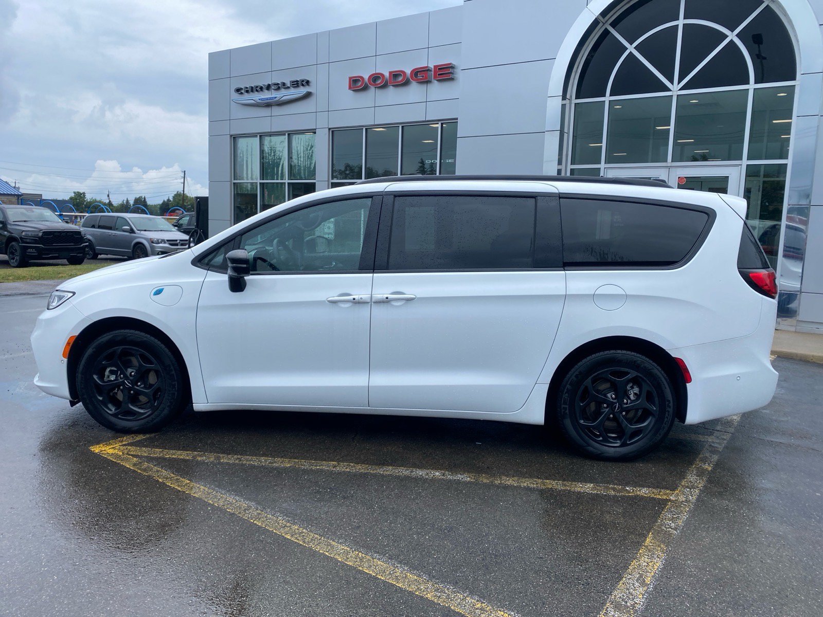 Used 2024 Chrysler Pacifica Premium FWD image 2