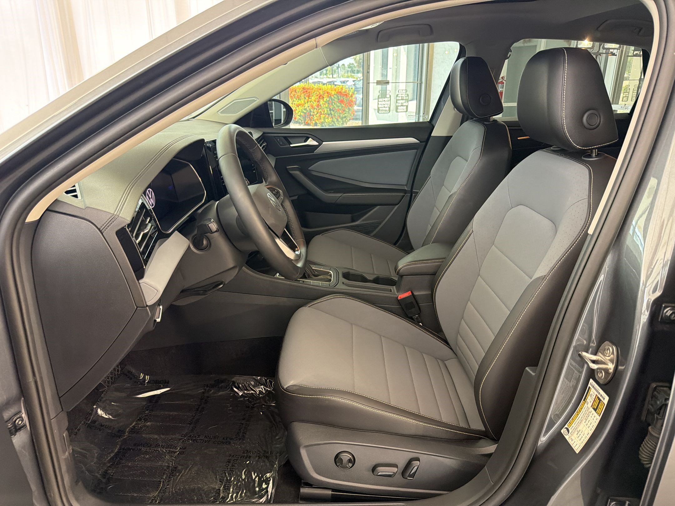 Used 2025 Volkswagen Jetta SE w/ Sunroof Package FWD image 5