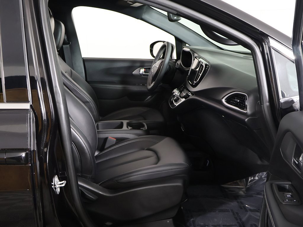 Used 2025 Chrysler Pacifica Select image 24