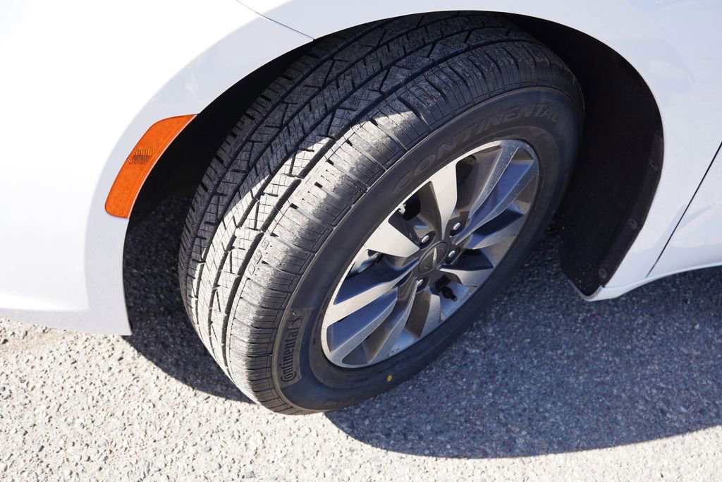 Certified 2024 Chrysler Pacifica Limited FWD image 13