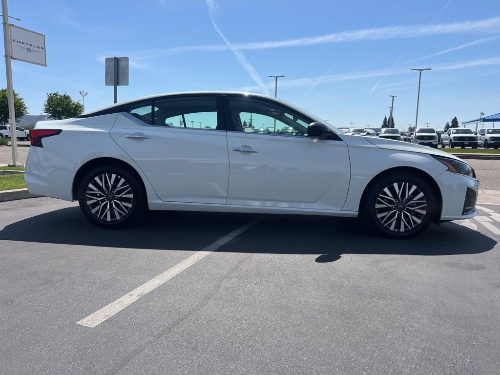 Used 2025 Nissan Altima 2.5 SV FWD image 8