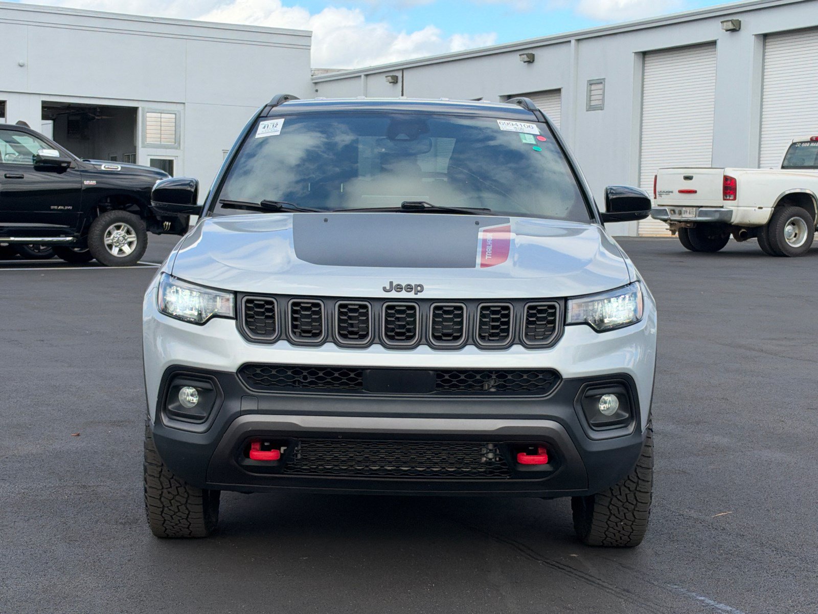 Used 2025 Jeep Compass Trailhawk w/ Trailhawk Convenience Group AWD/4WD image 2