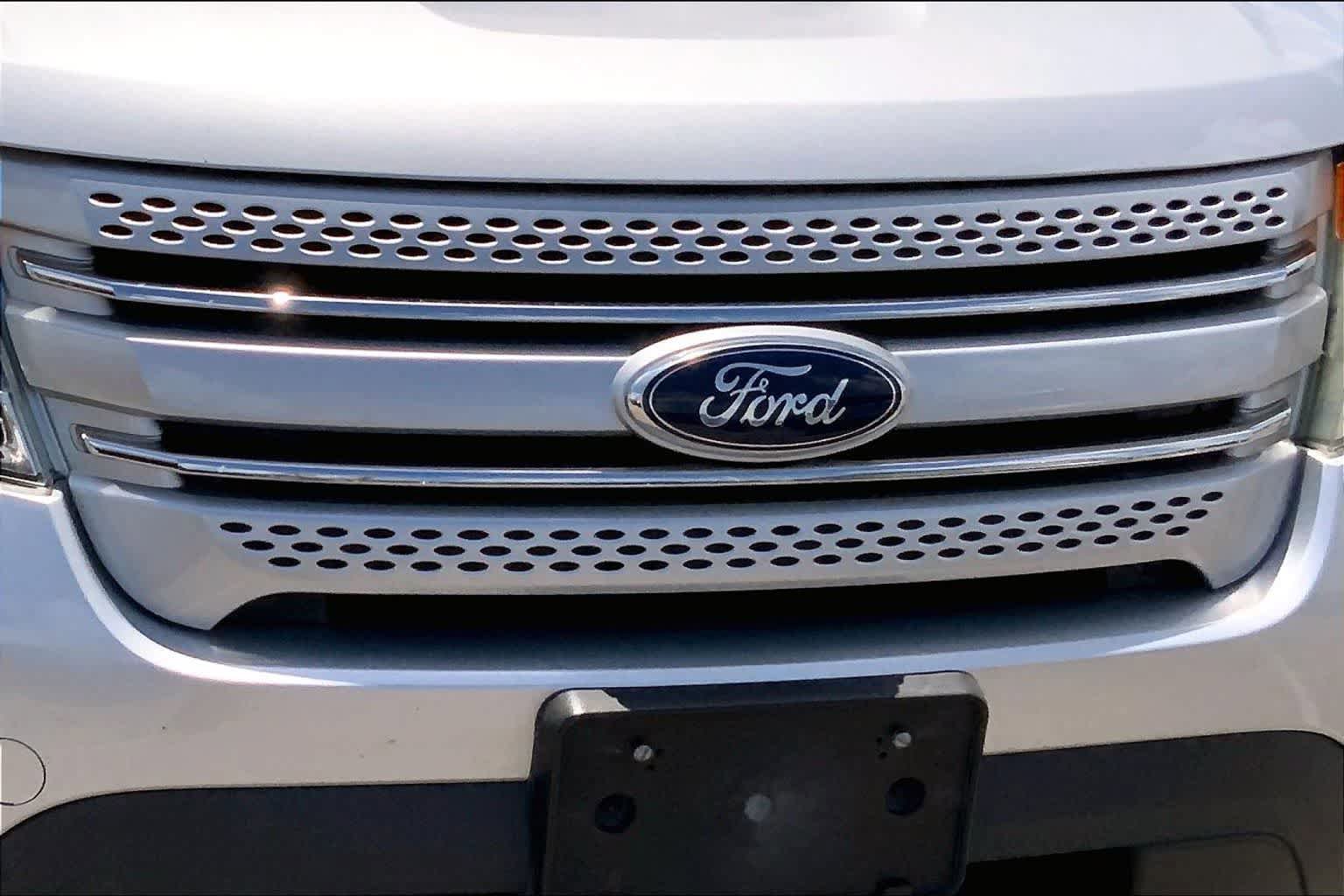 Used 2015 Ford Explorer XLT w/ Equipment Group 202B AWD/4WD image 29