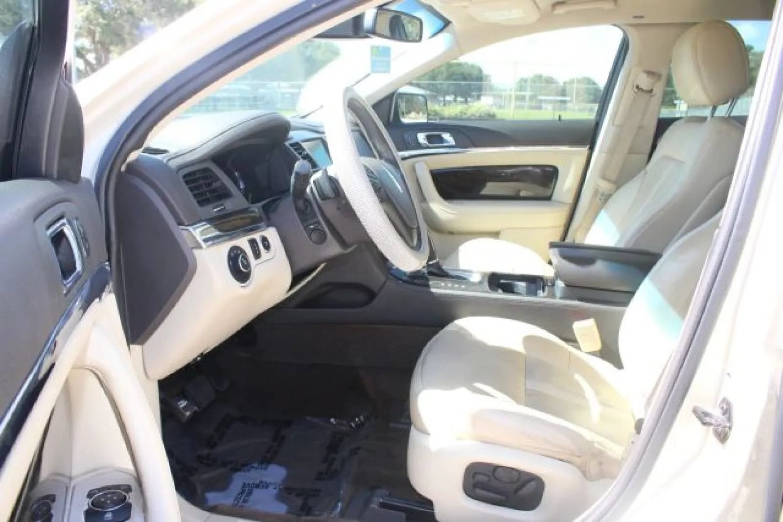 Used 2014 Lincoln MKS w/ Equipment Group 101A FWD image 11