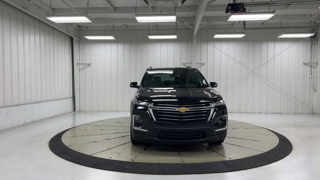Used 2023 Chevrolet Traverse LT w/ LT Premium Package image 3