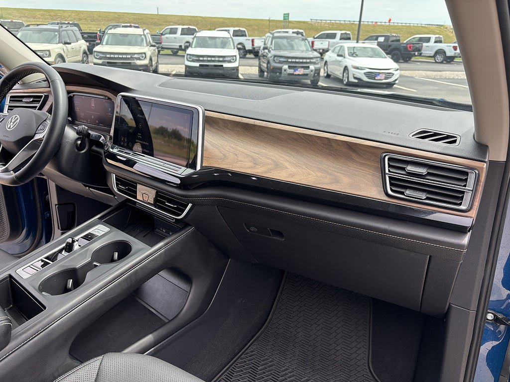 Used 2025 Volkswagen Atlas SE AWD/4WD image 18