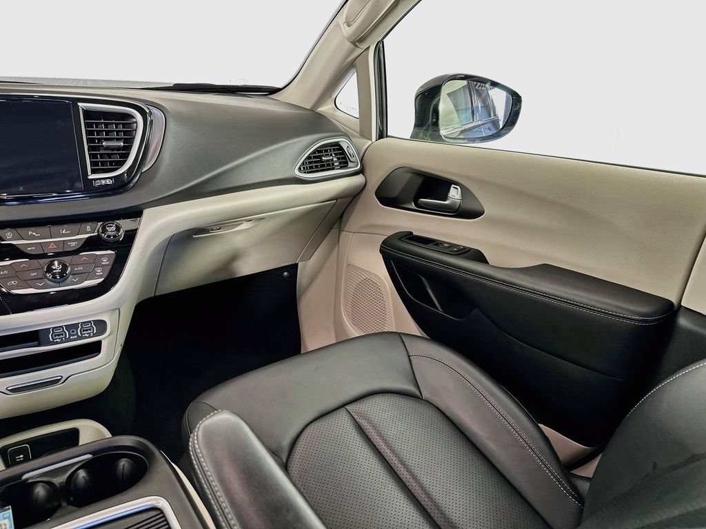 Certified 2024 Chrysler Pacifica Touring-L FWD image 33