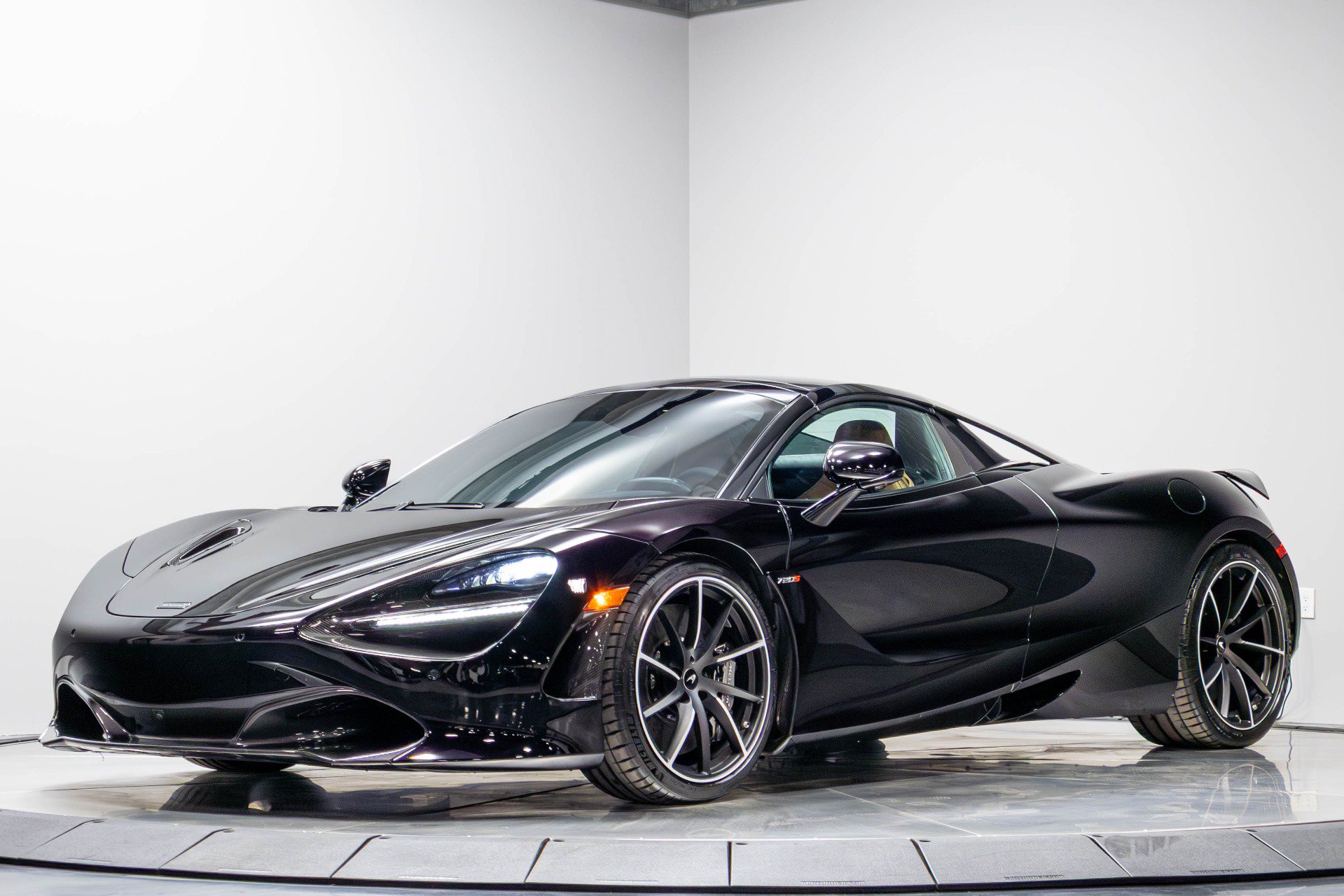 Used 2019 McLaren 720S Luxury RWD image 4