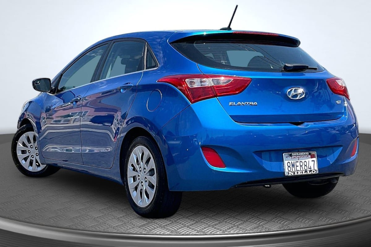 Used 2017 Hyundai Elantra GT FWD image 2