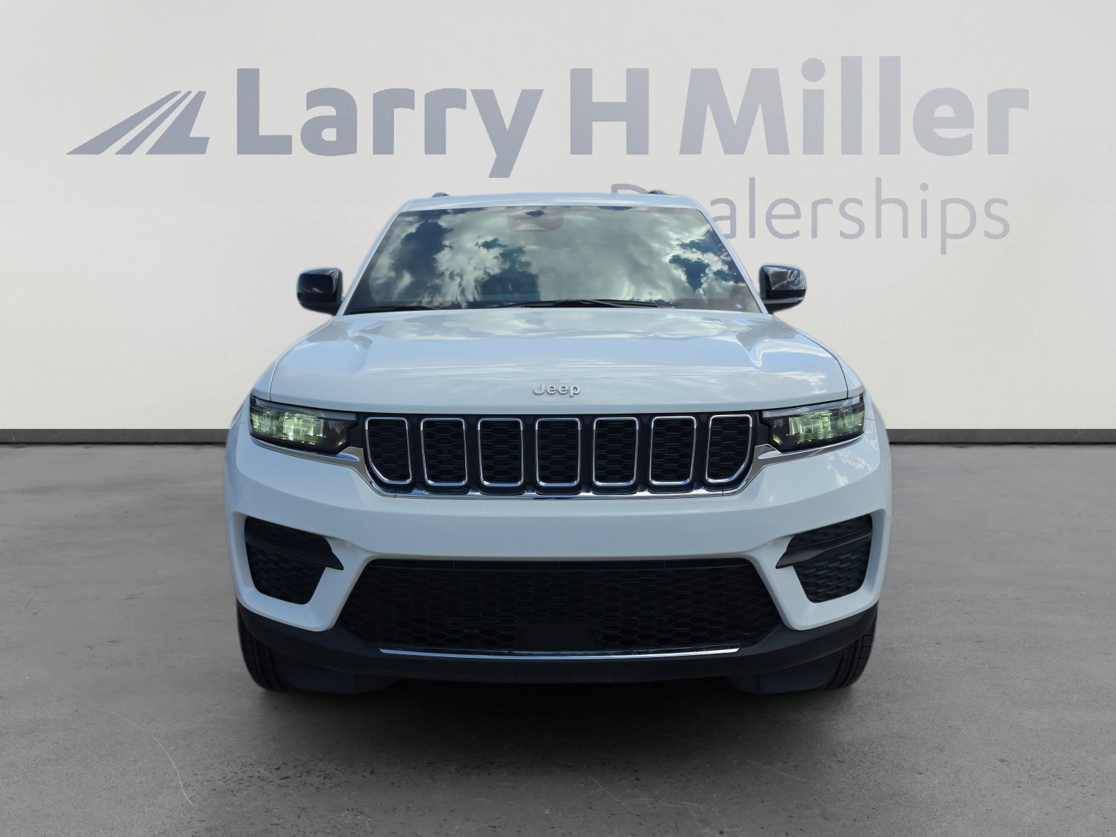Used 2025 Jeep Grand Cherokee Laredo X w/ Trailer Tow Package AWD/4WD image 8