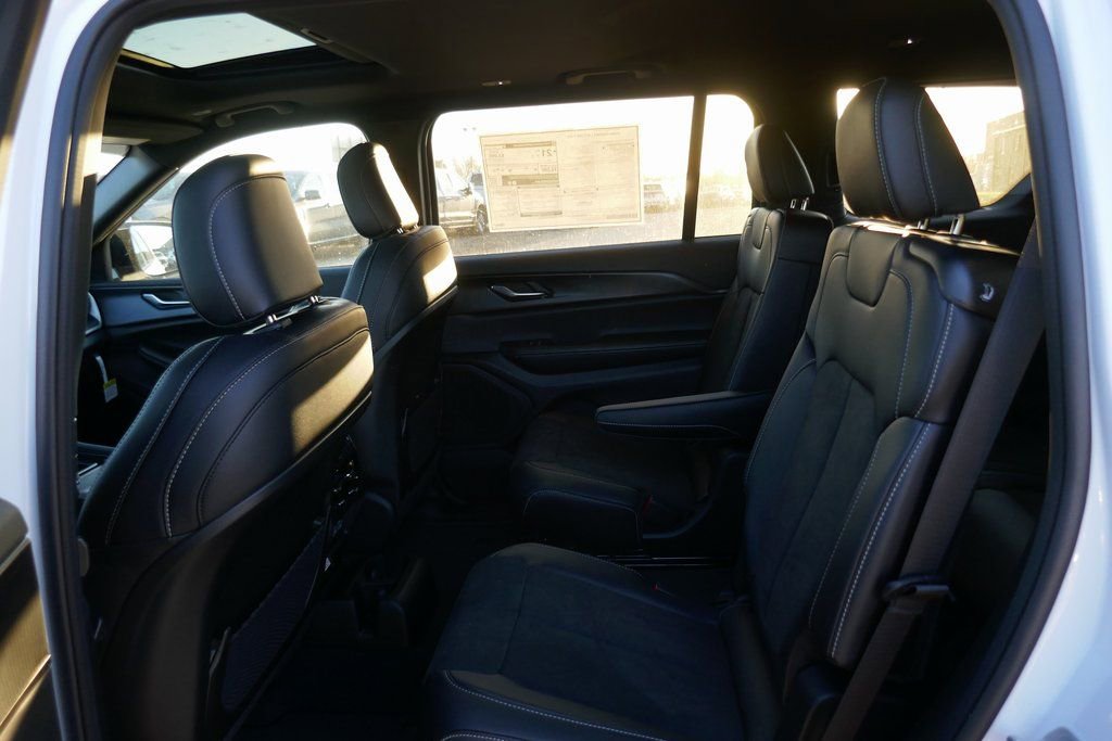 New 2025 Jeep Grand Cherokee L Altitude image 12