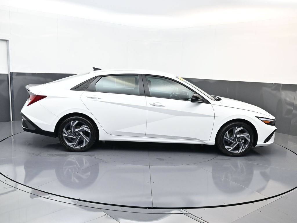Certified 2025 Hyundai Elantra SEL FWD image 3