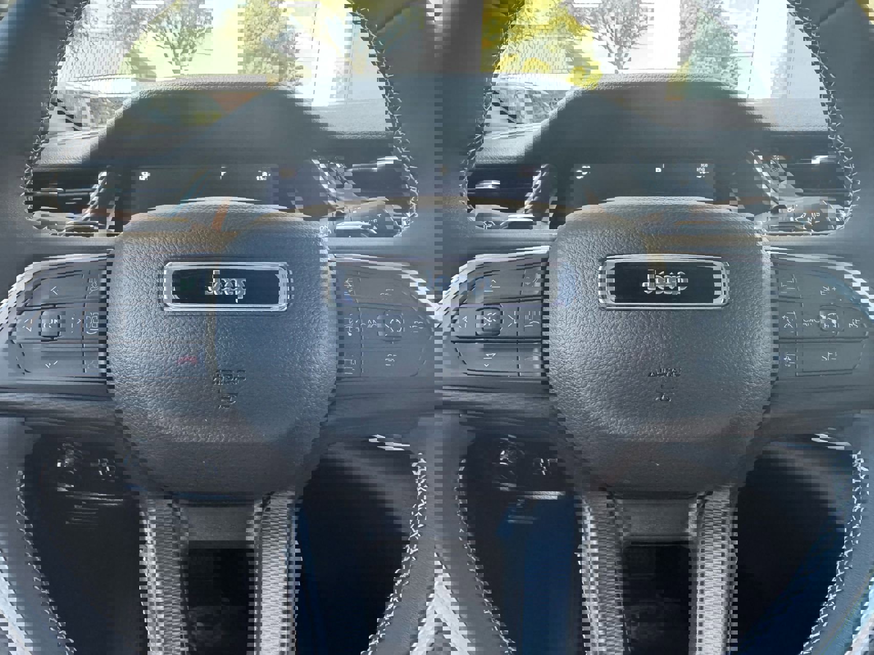 Used 2023 Jeep Grand Cherokee L Laredo image 18