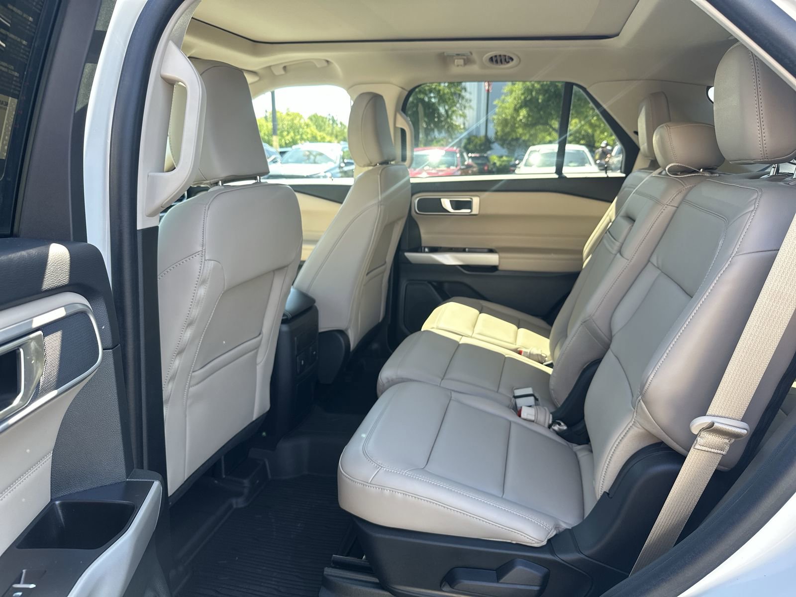 Used 2024 Ford Explorer XLT w/ Equipment Group 202A AWD/4WD image 31