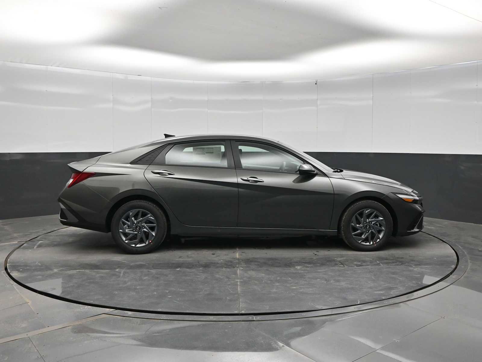 New 2026 Hyundai Elantra Hybrid FWD image 9