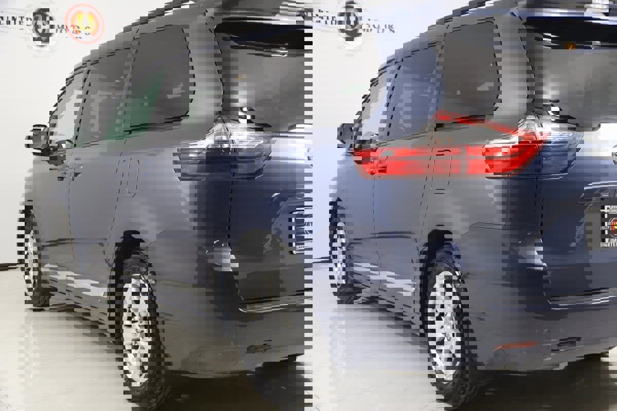 Used 2016 Toyota Sienna LE image 21