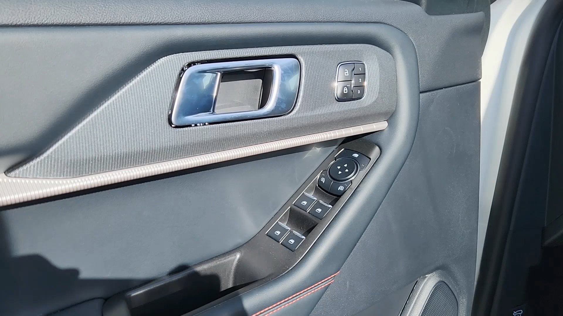 New 2026 Ford Explorer ST-Line w/ ST-Line Street Pack image 18