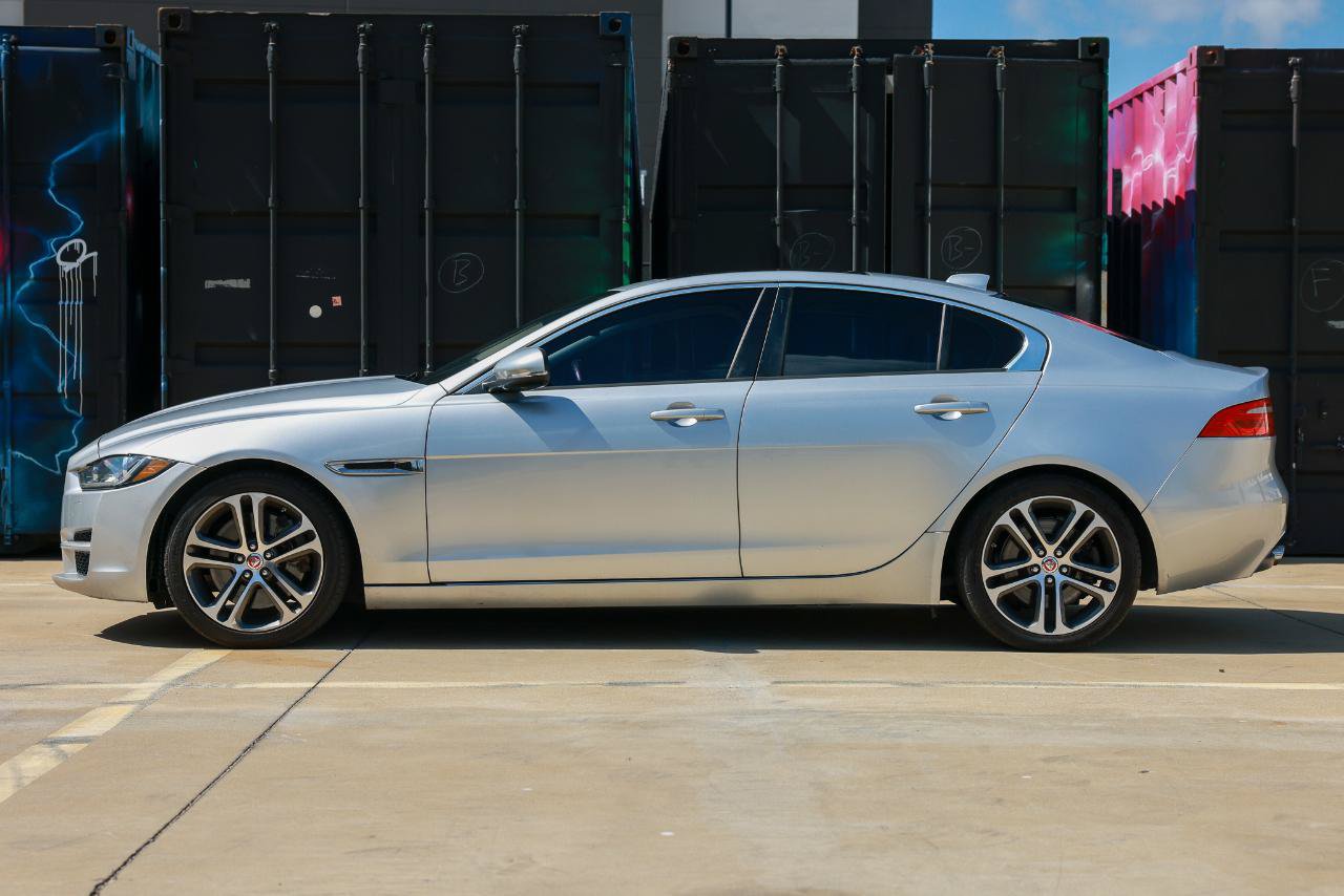 Used 2017 Jaguar XE Premium RWD image 5