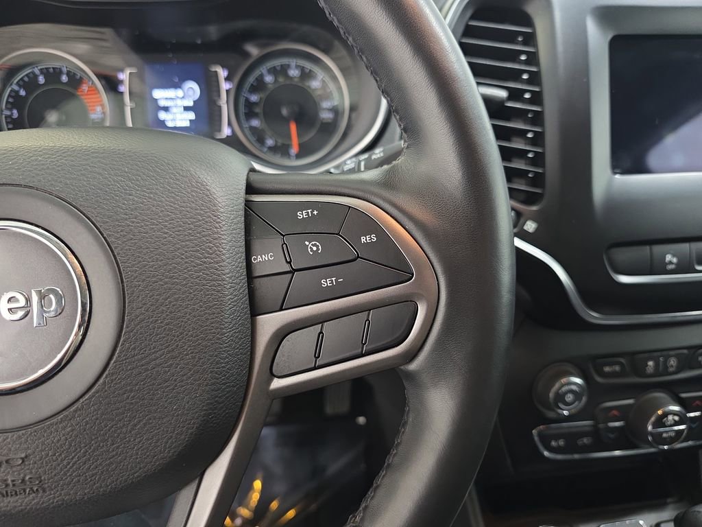 Used 2019 Jeep Cherokee Latitude Plus w/ Comfort/Convenience Group AWD/4WD image 18