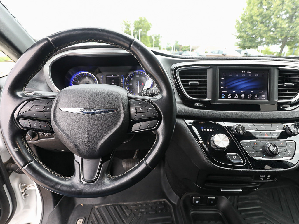 Used 2018 Chrysler Pacifica Touring Plus w/ S Appearance Package FWD image 12
