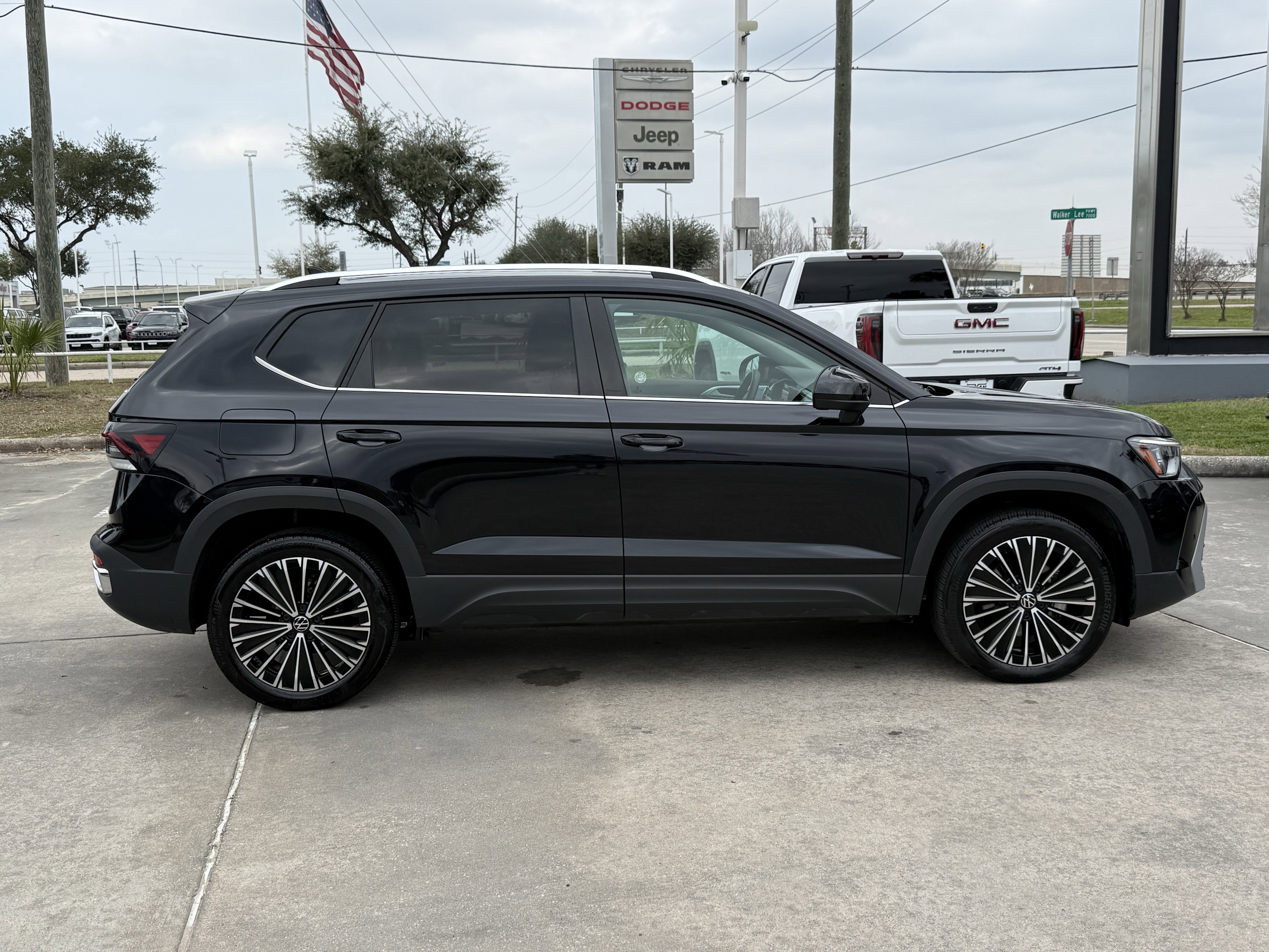 Used 2025 Volkswagen Taos SE image 3