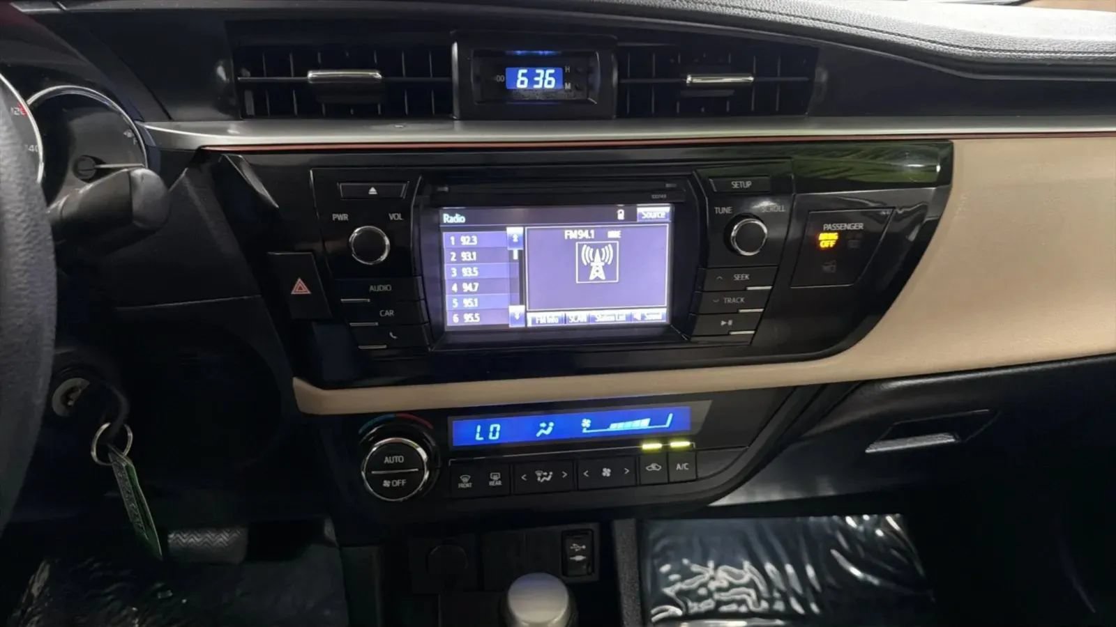 Used 2014 Toyota Corolla LE FWD image 13