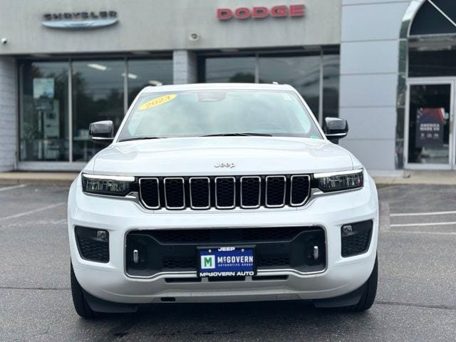 Used 2023 Jeep Grand Cherokee Overland w/ Luxury Tech Group IV AWD/4WD image 9