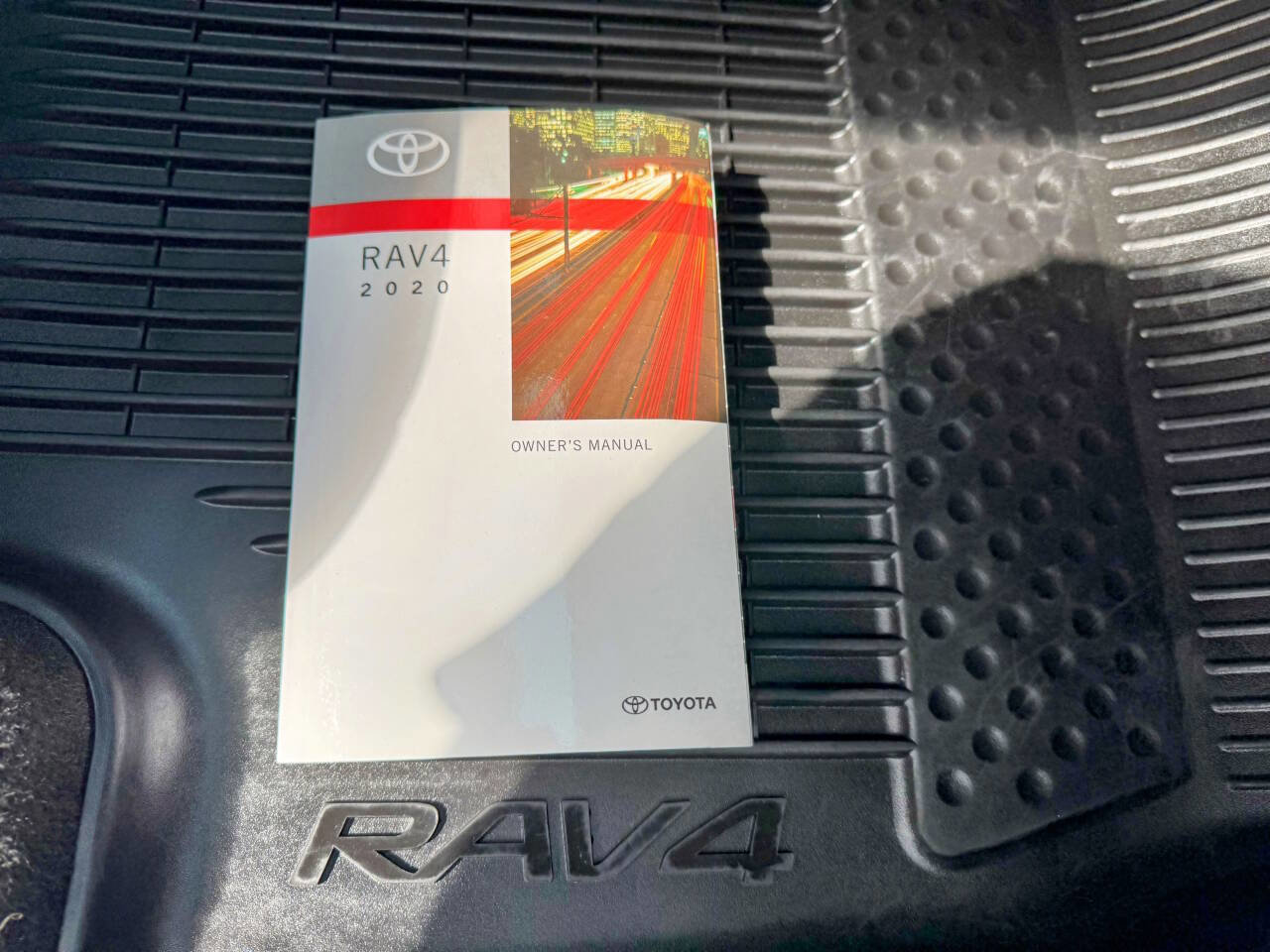Used 2020 Toyota RAV4 XLE image 25