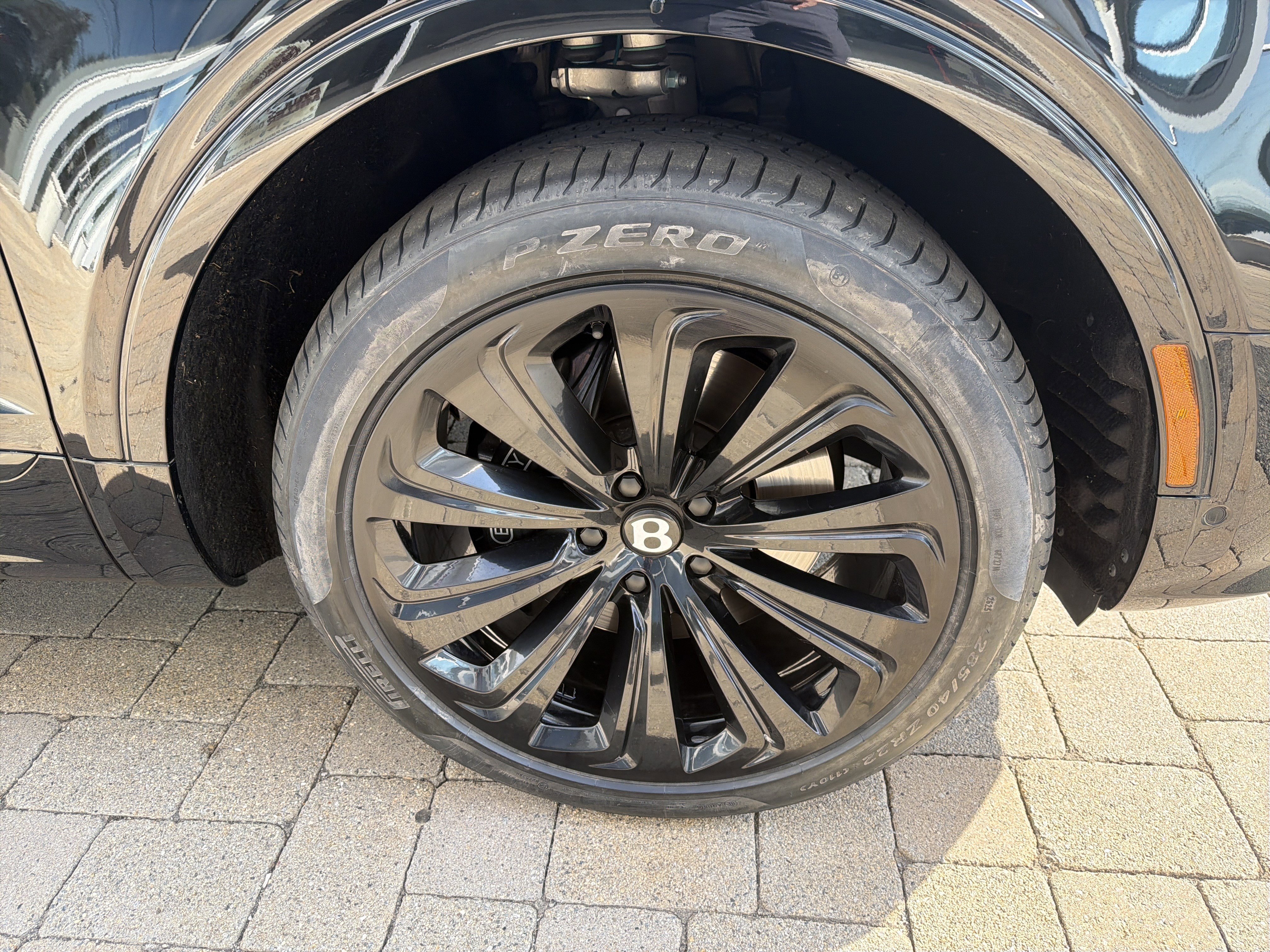 Used 2023 Bentley Bentayga Extended Wheelbase AWD/4WD image 31