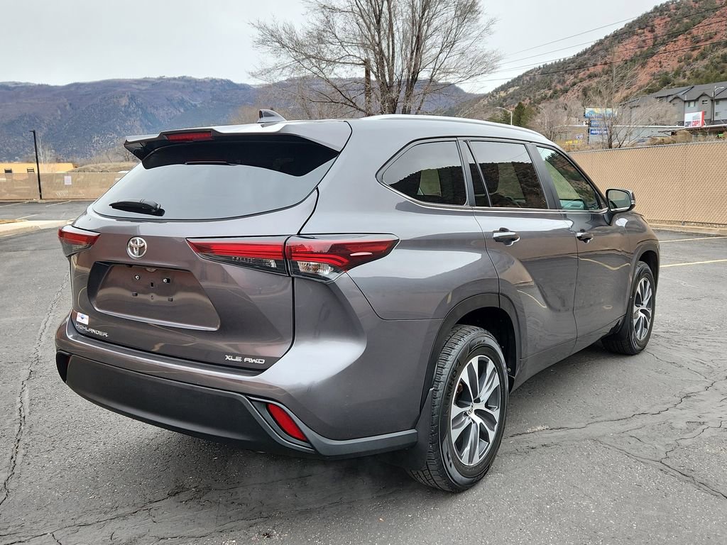 Used 2024 Toyota Highlander XLE image 3