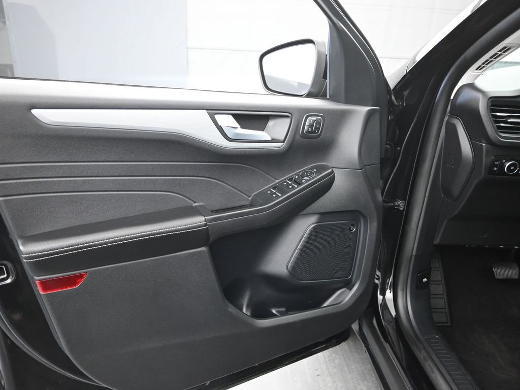 Certified 2025 Ford Escape Platinum w/ Premium Technology Package image 14