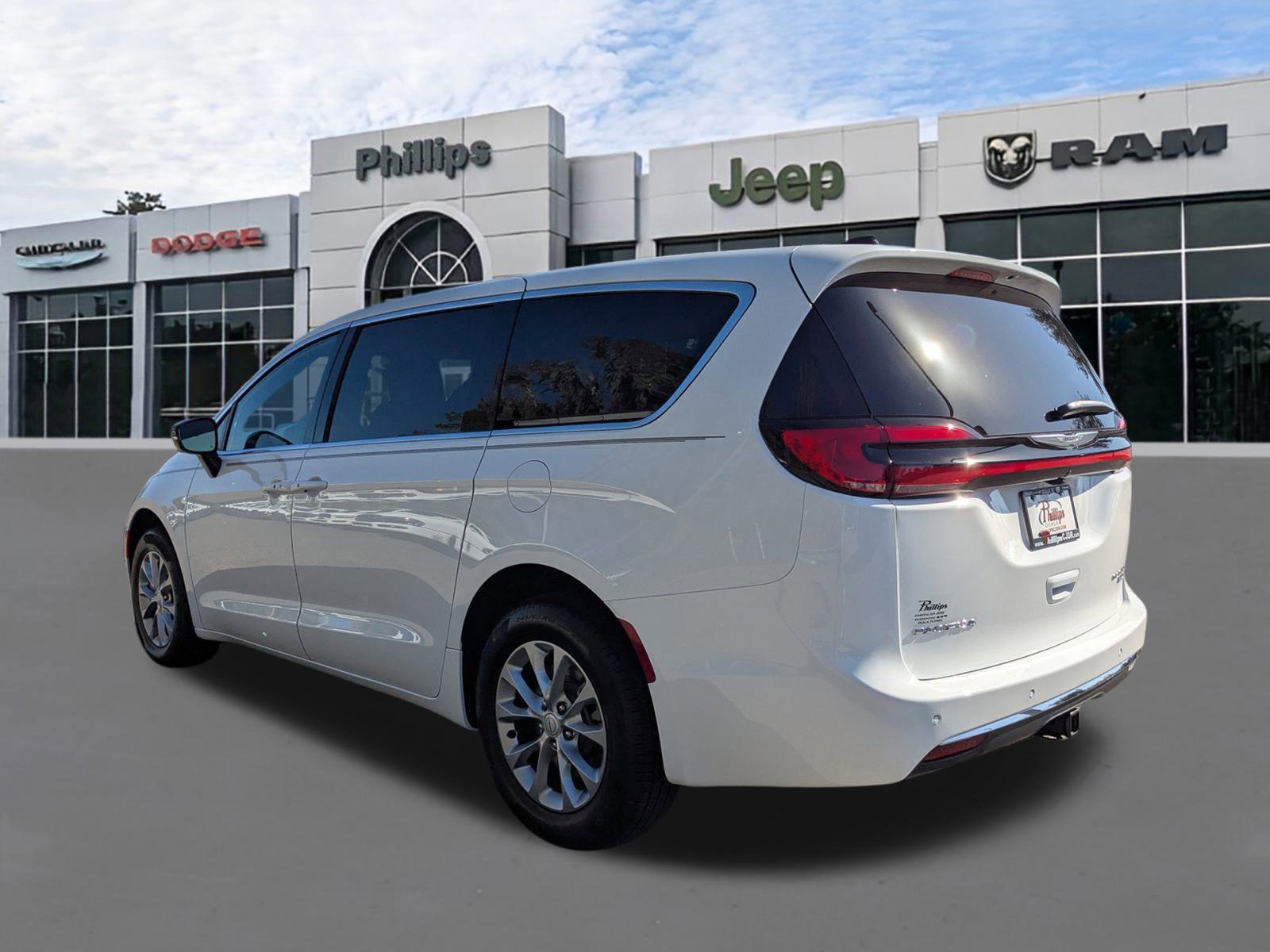 New 2026 Chrysler Pacifica Limited w/ Trailer Tow Group AWD/4WD image 5