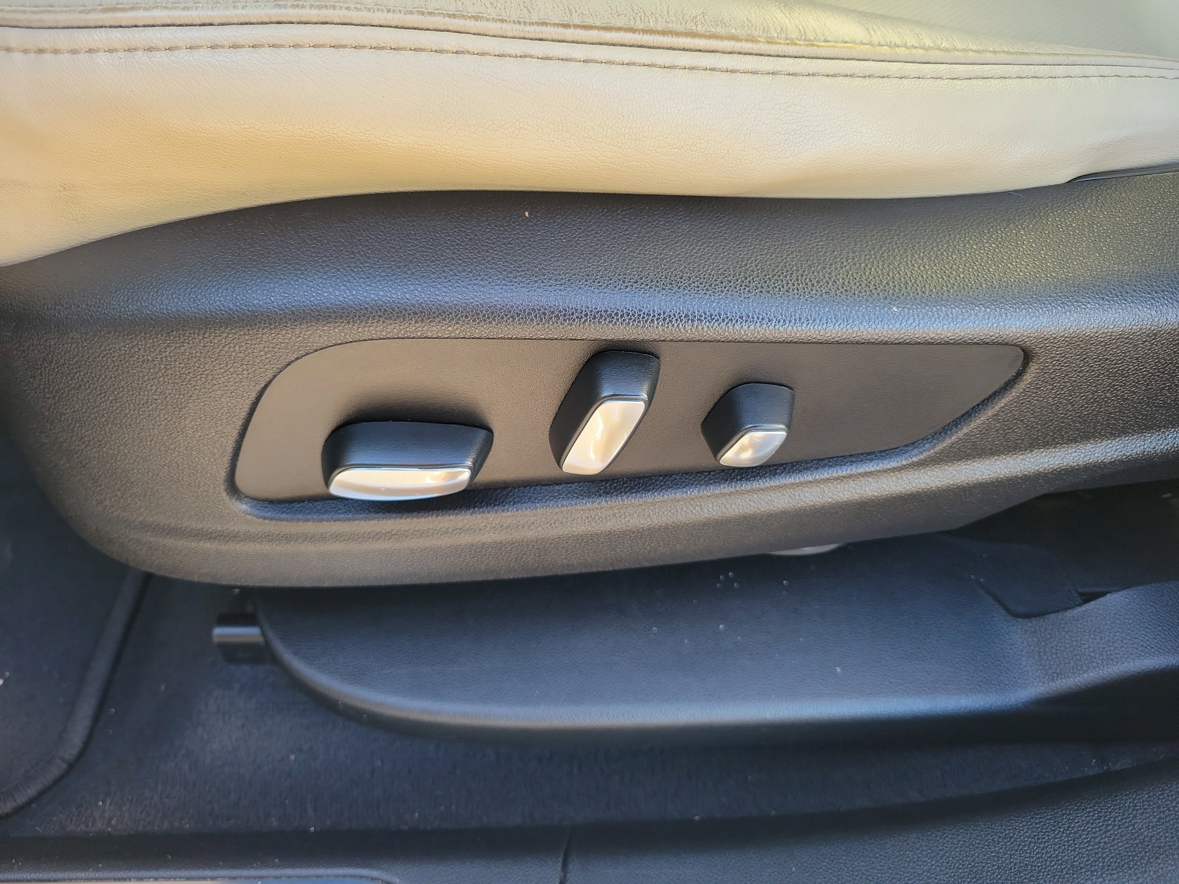 Used 2018 Cadillac XT5 Luxury w/ Driver Awareness Package FWD image 26