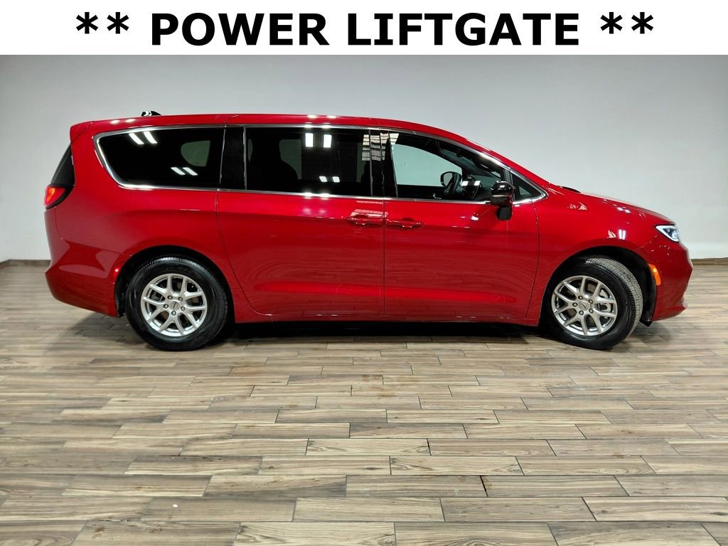 Used 2025 Chrysler Pacifica Select image 14