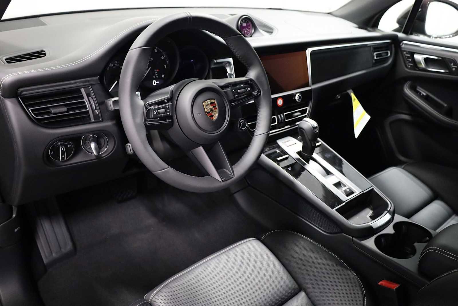 Certified 2025 Porsche Macan GTS image 4