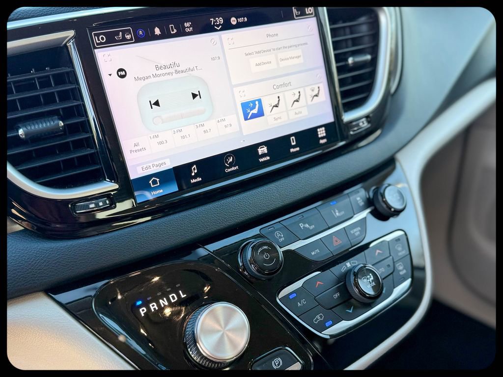 Used 2024 Chrysler Pacifica Touring-L image 39