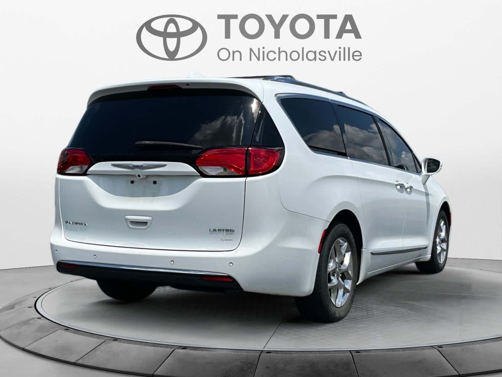 Used 2018 Chrysler Pacifica Limited FWD image 5